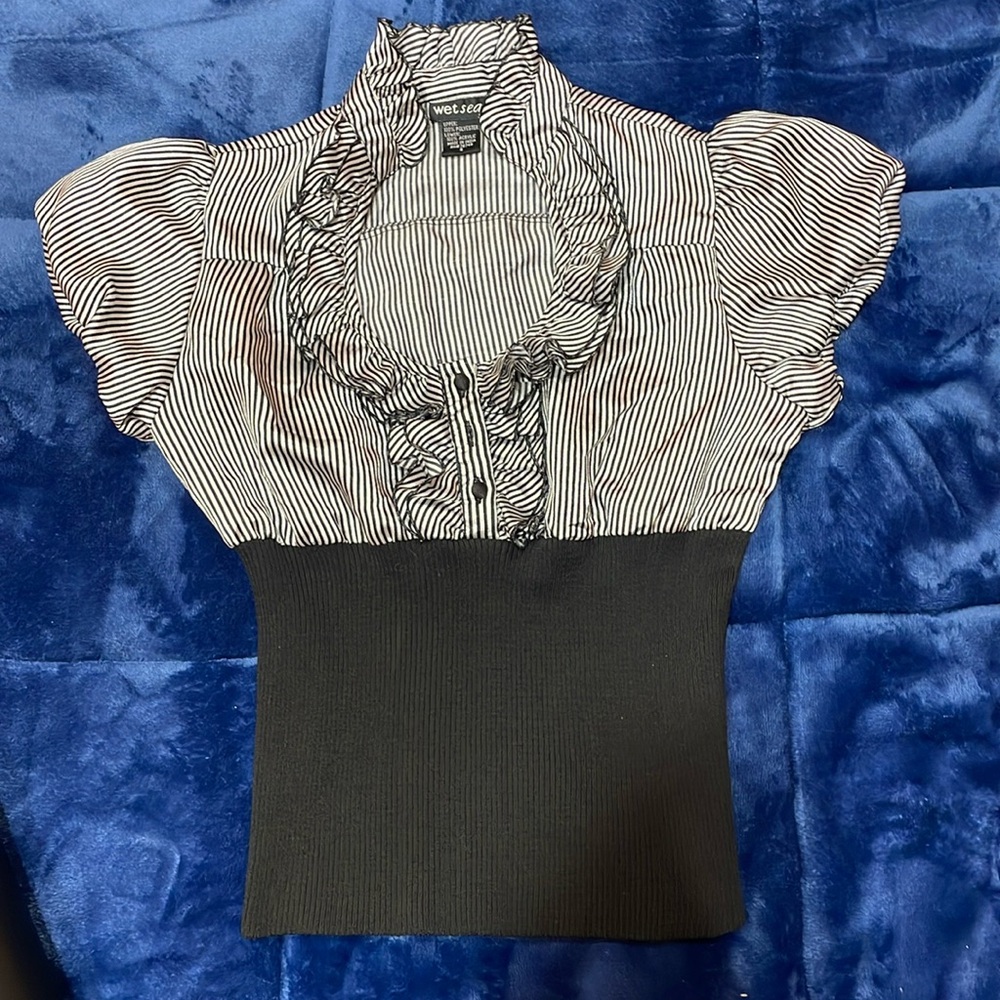 Wet Seal. Size Small. Ruffled 1/4 Button Front Blouse. Puff Sleeves. B47